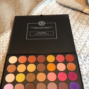 BH cosmetics shadow pallet “ULTIMATE MATTE”